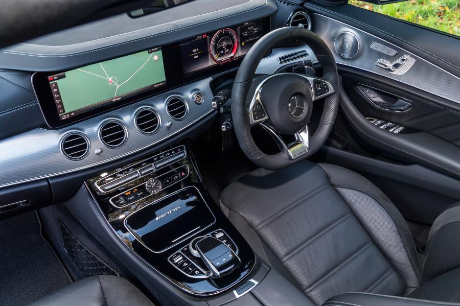 Интерьер Mercedes-AMG E63 4Matic+ (W213) 2017 года  (UK) (фото 3 из 30)